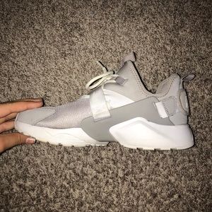 gray huarache nike’s